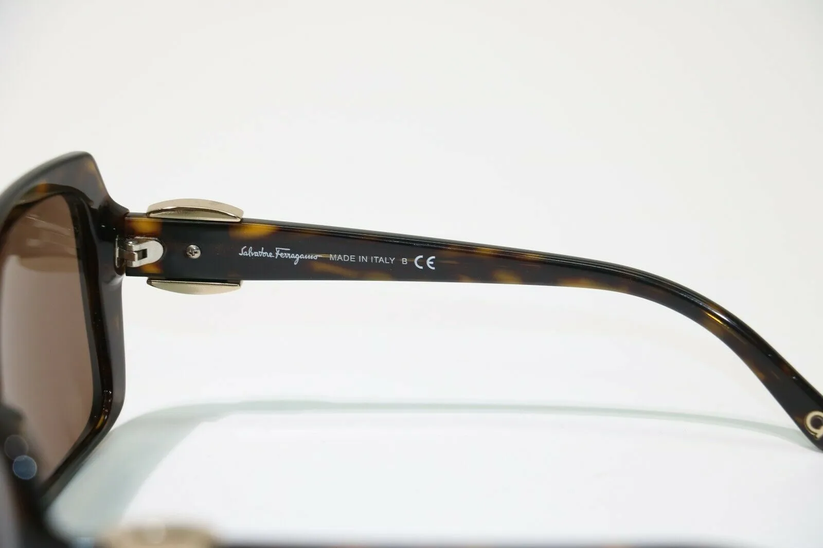 Ferragamo: 2199 Sunglasses in color 102/73 - Brown gradient lens