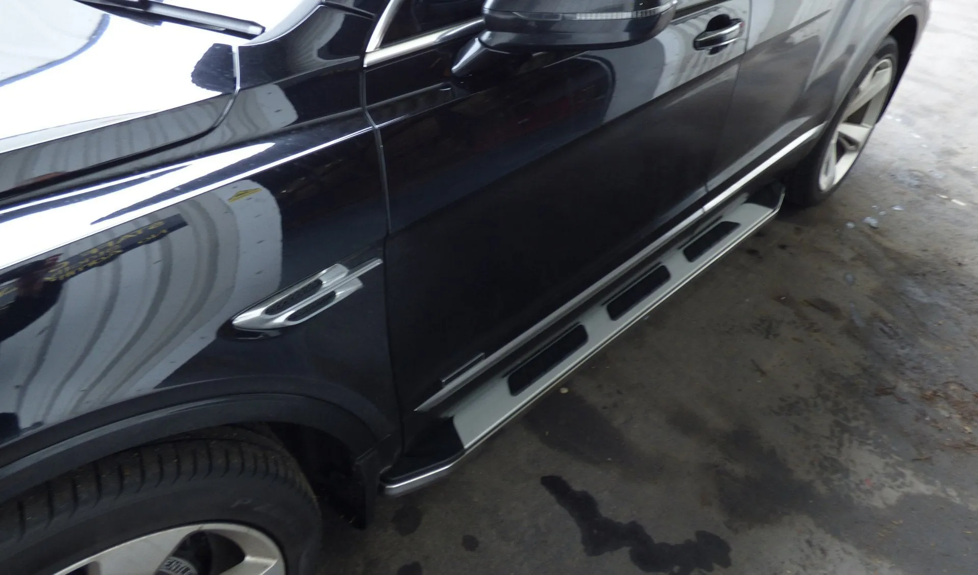 Suburban Side Steps Running Boards for Bentley Bentayga